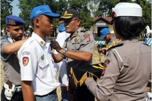 kabag Ren Kompol Sukirman sasat menyematkan tanda peserta kepada salah seorang pelajar yang mengikuti diklat polisi pelajar.